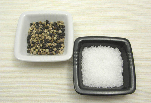 用米色襯底的胡椒和鹽陶瓷碗