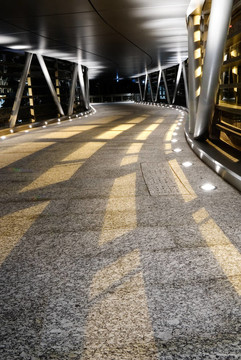 影子在夜晚現(xiàn)代天橋