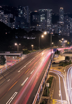 這是摩天大樓的交通燈和汽車運動在香港。