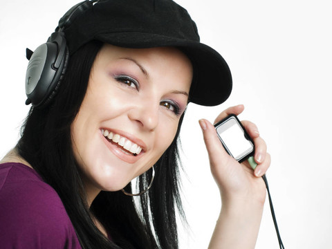 微笑的女人帶著耳機、MP3聽音樂