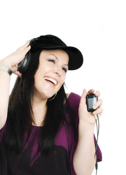 微笑的女人帶著耳機、MP3聽音樂