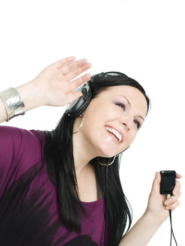 微笑的女人帶著耳機、MP3聽音樂
