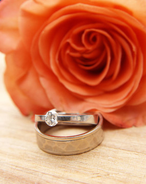 紅玫瑰上的結(jié)婚戒指