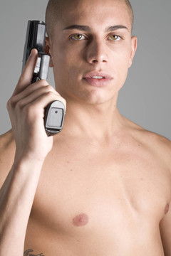 年輕的肌肉男
