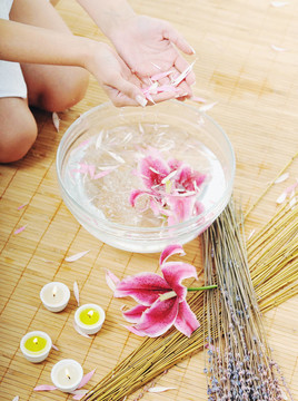 手水療和美麗的香水和花在水處理