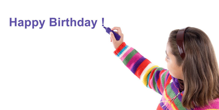 可愛的女孩寫熒光生日快樂