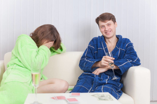女孩在打牌時輸給了那個男人，哭了起來.