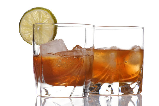 白色冰塊的威士忌杯