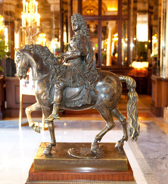 一座紀(jì)念碑，路易十五；巴黎賓館；Monte Carlo；摩納哥