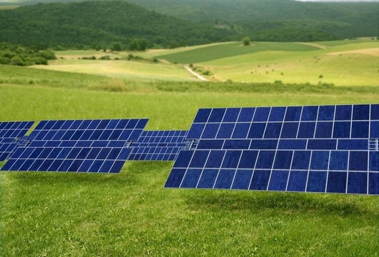 草地太陽能電能板清潔