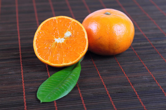 在竹餐巾兩個(gè)橘子