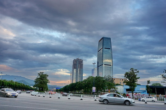 晚霞中的綠地中心
