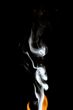 黑色背景上隔離的火。