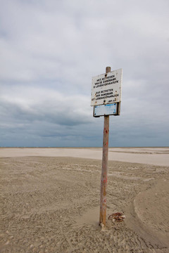 海滩上海浪警告标志