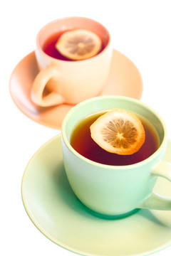 白色背景色杯。