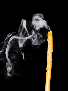 黑色背景上分離的蠟燭
