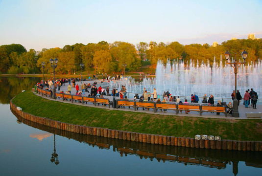 人們在噴泉公園散步。Tsaritsino。莫斯科.俄羅斯.