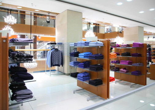 在店內(nèi)服裝展架
