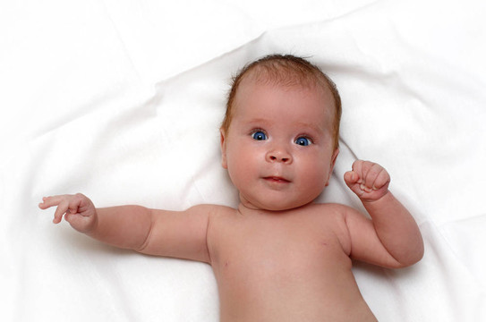 白色床單上的嬰兒
