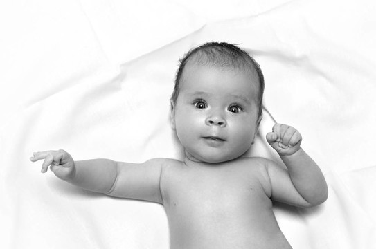 白色床單上的嬰兒