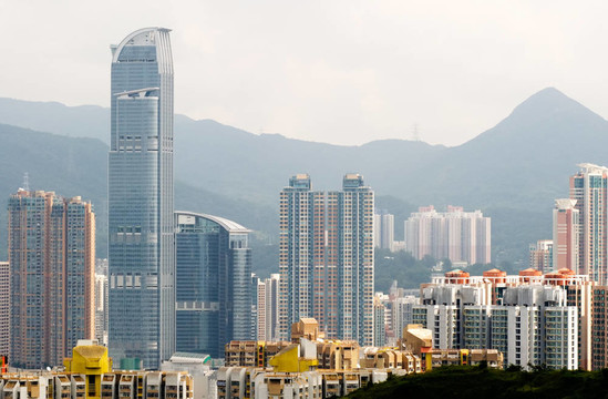 高大的公寓和房子的城市