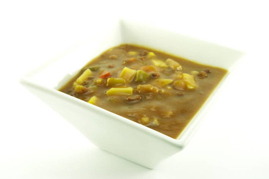 在一個(gè)白碗里的湯