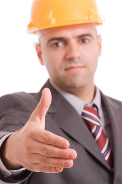 提供握手的年輕工程師