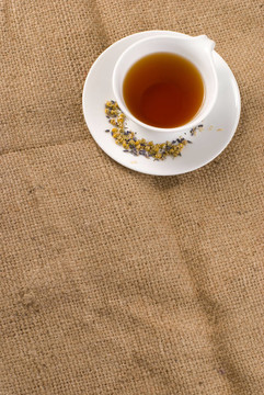 用粗麻布背景陶瓷杯紅茶