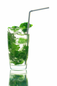 Mojito長(zhǎng)喝靠近冰和香菜；白色背景