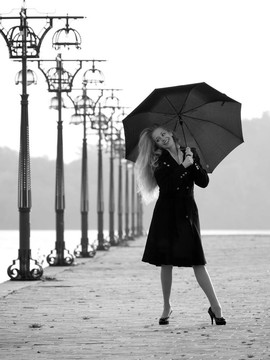 長(zhǎng)廊上帶雨傘的金發(fā)女郎