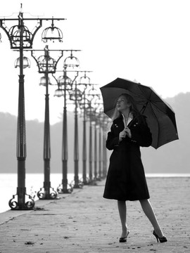長(zhǎng)廊上帶雨傘的金發(fā)女郎