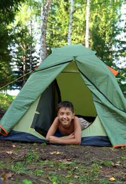 野营帐篷里的快乐男孩