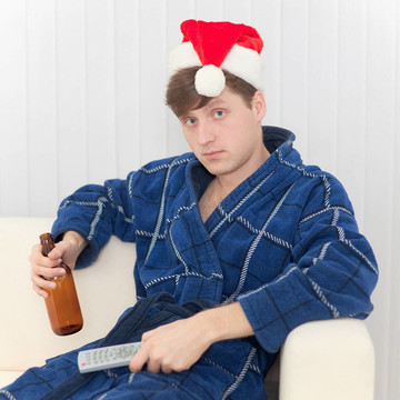 戴著遙控器和啤酒的圣誕帽