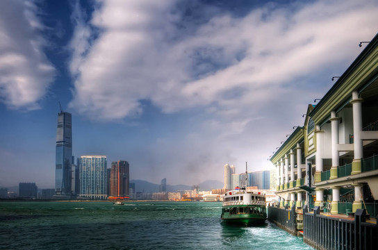 渡輪離開碼頭的維多利亞港香港