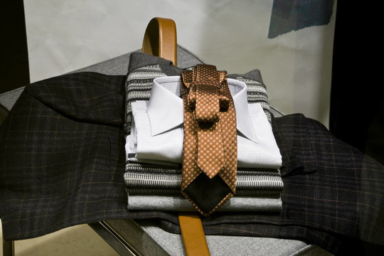 现代领带和衬衫羊毛衫