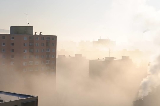霧和煙霧中的居住區(qū)