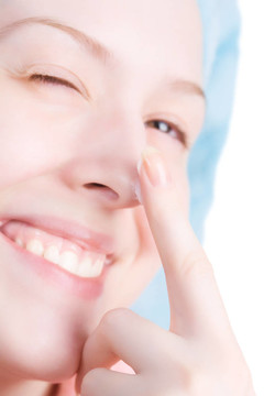 年輕微笑的女人，鼻子上有奶油