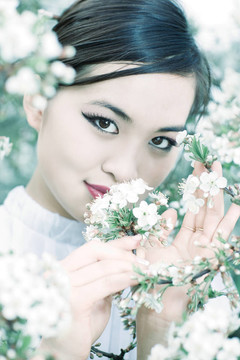 年輕女子與櫻花肖像