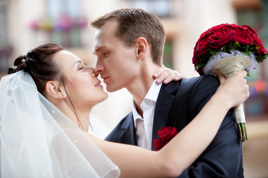 年輕的新婚夫婦接吻