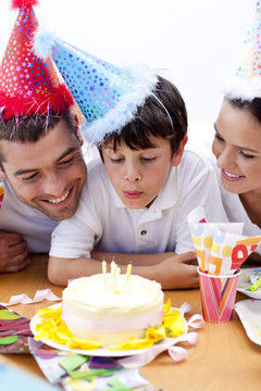 小男孩和他的父母一起慶祝生日