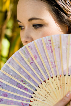 女人背后的風(fēng)扇