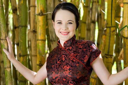 站在竹子中間的女人