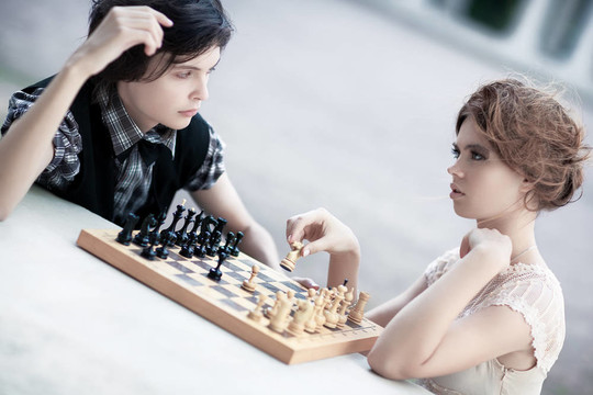 青年男女下棋