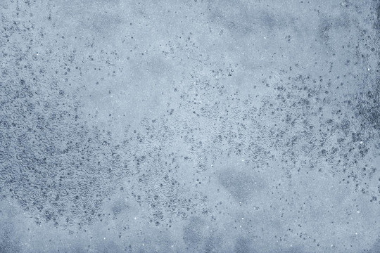 水滴在水上