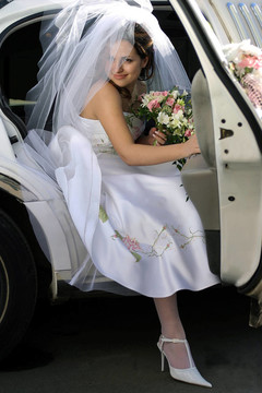 微笑的新娘在婚車?yán)? style=