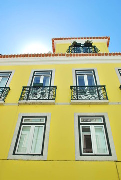 燦爛的陽光與傳統(tǒng)的房屋建筑在Lisbon