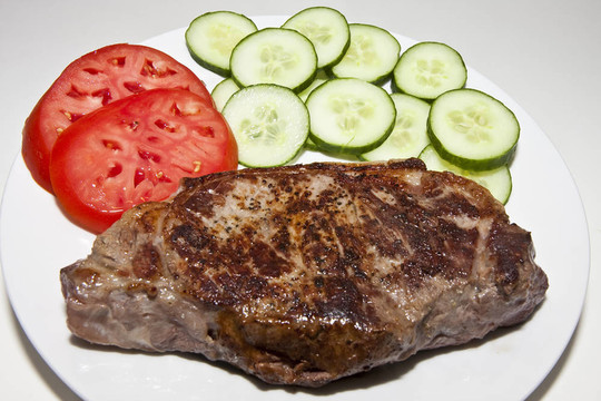 盤子上的牛排和蔬菜