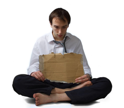 年輕的商人在街上制造了多余的乞求