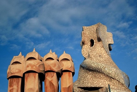 馬賽克的煙囪在La Pedrera CASA MIL在Passeig de grcia屋頂。西班牙；