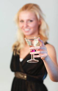 迷人的女人舉行雞尾酒聚焦雞尾酒
